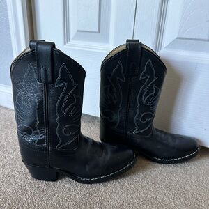 Kids black cowboy boots size 12.5. Like new!